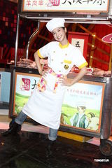 组图：《料理情人梦》热拍 吴克群凤小岳开火烤肉