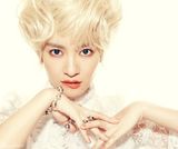 组图：李晟最新女神范写真 白发红唇尽显大气