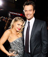 组图：黑眼豆豆主唱菲姬诞子 盘点夫妻恩爱照