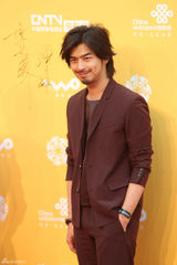 组图：陈柏霖亮相北影节 长发蓄须造型帅酷迷人