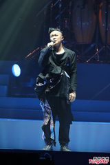 组图：陈奕迅台北火热开唱 台上大玩变装秀