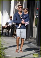 组图：阿尔芭一家四口现身伦敦 与老公各携一女