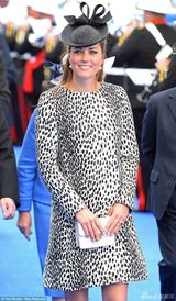 组图：凯特王妃下月将临盆 踩高跟鞋轻盈上楼梯