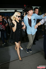 组图：少女时代领衔韩流袭台 粉丝挤爆机场