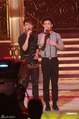 组图：群星为慈善献唱 林峰风沙磨皮关心妍上围缩水