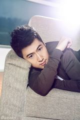 组图：阳光暖男崔绍涵写真 气质纯净浅笑迷人