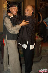 组图：吴孟达片场披头散发 与钟汉良鬼马搞怪