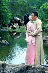 组图：《爱情悠悠药草香》韩栋池边缠绵热吻