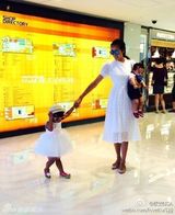 组图：陈浩民妻子晒儿女照 姐弟情深呆萌可爱