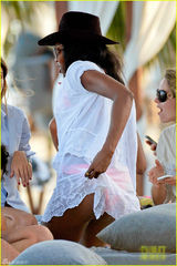 组图：黑珍珠坎贝尔性感亮相派对 高叉裙秀长腿