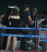 组图：彭于晏机场弄头发与美女同行