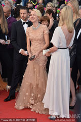 组图：娜奥米-瓦茨戛纳走秀 裸色纱裙妩媚动人