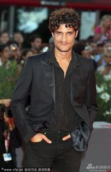 组图：《嫉妒》举行首映 女星紧身裙秀曲线