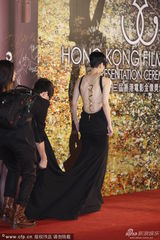 组图：金像红毯比一比 女神们全穿错了！