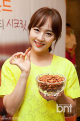 组图：韩星柳真担任加利福尼亚杏仁宣传大使