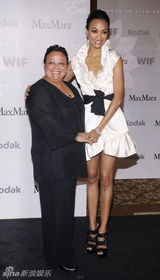 幻灯图集：安妮斯顿性感黑装亮相 肩头惊现神秘手