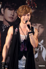 组图：飞轮海签唱会燃“胜利之火” 炎亚纶因病缺席