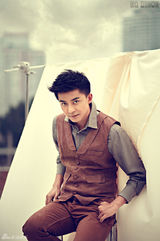 组图：李佳航复古写真化身低调贵公子