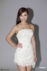 组图：港姐高海宁性感出镜 低胸红装秀浑圆半球