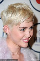 组图：麦莉格莱美派对清新风 收敛性感变俏皮