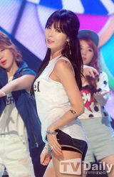 组图：SJ-M成员Henry热唱 EXO秀劲爆狼舞