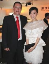 高清组图：张静初亮相新品发布会 谈表演望不断超越