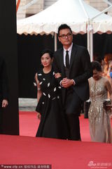 组图：群星亮相金像红毯 汤唯领衔众女星斗艳