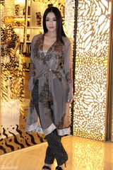 组图：秦岚拍戏归来狂吸金 自曝强势个性不会隐婚