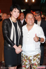 组图：袁咏仪曾志伟携新科港姐三甲出席酒会