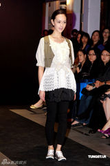 幻灯图：女星出席品牌活动 JessicaC深V裙风情万种