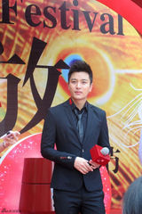 组图：贾乃亮南京亮相阳光帅气