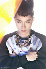 组图：歌浴森发新歌写真 卷发眼线扮潮人