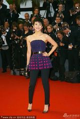 组图：章子怡亮相戛纳红毯 短发造型清爽干练