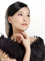 组图：张庭产后复出首拍写真 黑天鹅造型夺眼球