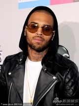 组图：蕾哈娜前男友克里斯-布朗造型不羁