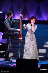 组图：张德兰香港再开唱 张敬轩获邀作嘉宾