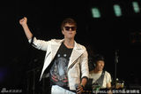 组图：李敏镐上海歌迷会皮衣搭印花T耍帅引尖叫