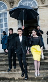 冯绍峰携女友亮相巴黎高订秀 倪妮新片2月开拍