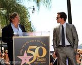 幻灯图集：马克-沃尔伯格星光大道留名 全家人助阵