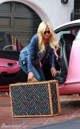 高清图：帕丽斯-希尔顿现身洛杉矶 抱吉娃娃秀名包