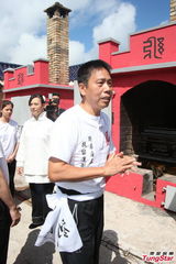 组图：刘家良遗体火化 翁静晶灵前掩脸痛哭