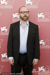 《巴尼的人生》记者会  女演员罗莎蒙德和男星谈笑