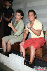 组图：马修连恩体验泡脚 一脸陶醉好舒爽