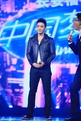 组图：黄晓明《梦之声》烟熏妆妖娆 微博玩恶搞