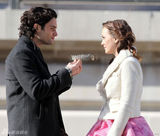 组图：《绯闻女孩》片场莉顿-梅斯特上演吻戏