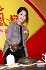 幻灯图：《纪晓岚》香港宣传 杨千嬅为张国立泡茶