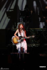 组图：陈綺贞小巨蛋开唱 脚踏车上场展独特摇滚风