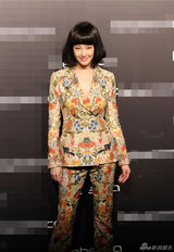 组图：张雨绮顶梨花头捞金 印花套装美胸险走光