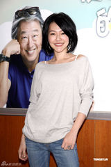 组图：小S经典挑逗男星POSE再现 不知大S已订婚