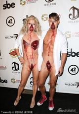 组图：亚当兰伯特变白发吸血鬼 真人秀明星血腥抢镜